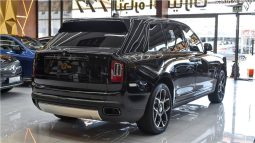 
										Rolls Royce Cullinan full									